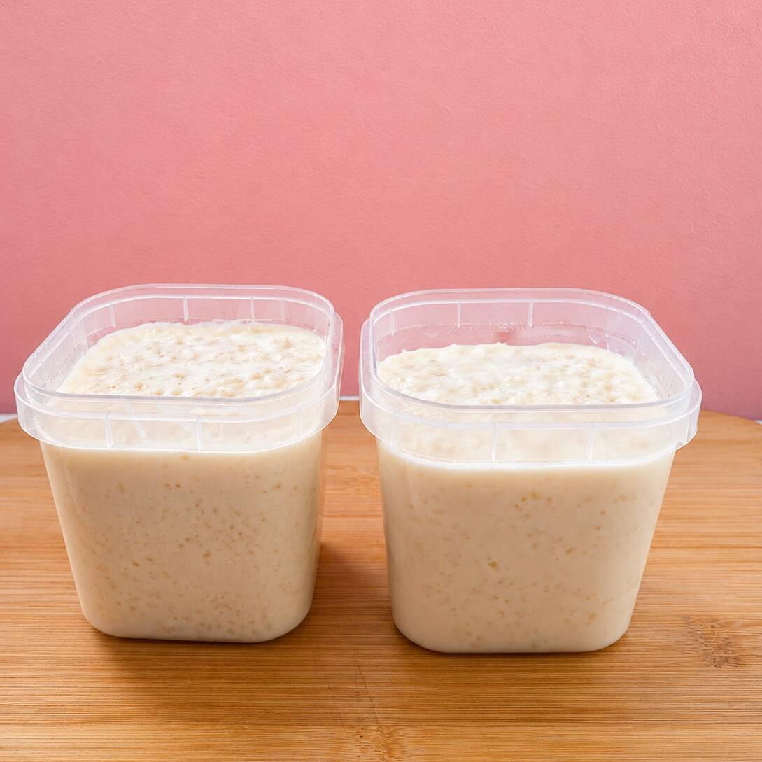 Nossa canjica é feita com milho branco usamos 4 leite, leite condensado, creme de leite, leite em pó e leite integral. O peso dele é de aproximadamente (220g).