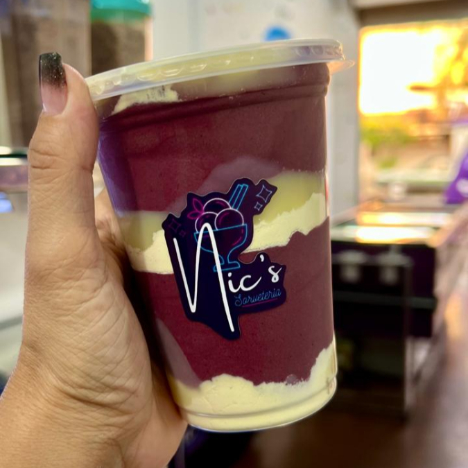 Vitamina de açaí, batida com morango e leite condensado, com leite em pó em camadas. Geladinho e saboroso!