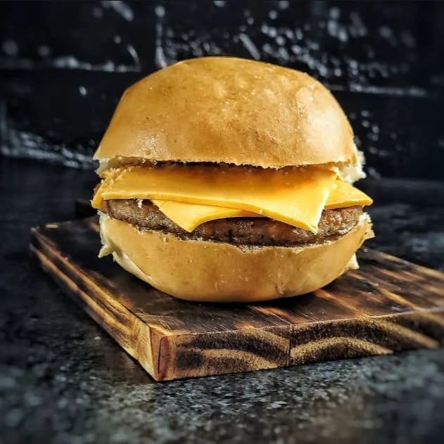 Russo cheddar = Apresentando nosso 'Russo cheddar' da categoria ' Sanduíches Americanos'. Este não é um sanduíche qualquer, é uma verdadeira sinfonia de sabores cuidadosamente equilibrados. Sinta a suculência da carne de alta qualidade, realçada pelo queijo cheddar derretido. Tudo isso é harmoniosamente selado pelo pão bola fresquinho e macio, e pelo nosso molho especial da casa, que dá ao sanduíche um sabor único e inesquecível. Uma verdadeira experiência culinária que vai além de simplesmente matar a fome.