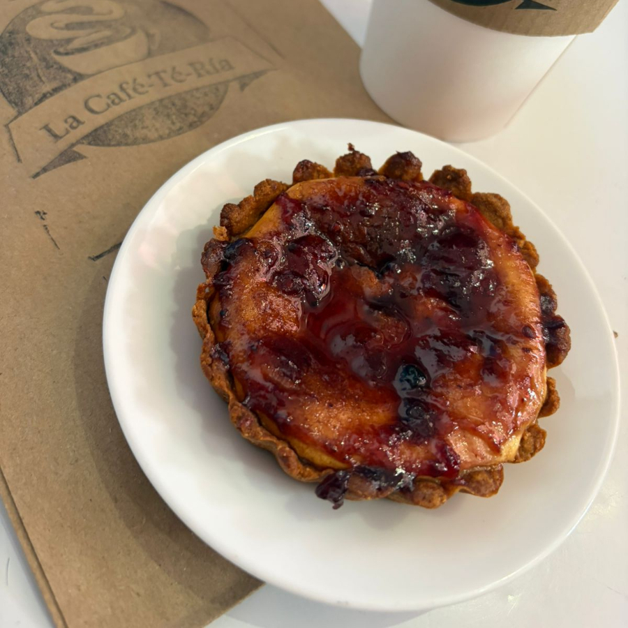 Americano + Mini Pay de Queso con Mermelada