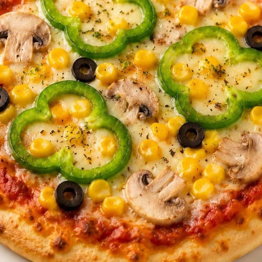 Mini pizza artesanal vegetariana preparada com molho de tomate, queijo muçarela, vegetais selecionados e orégano, proporcionando uma opção leve, colorida e extremamente saborosa.
-----tags-----
esfiha, muhammara, comida árabe, culinária síria, artesanal, gourmet, delivery, almoço, jantar, lanche, assado, forno, especialidade da casa, ingredientes frescos, sabor oriental