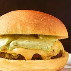 Pão, Blend de Carnes (120g), Queijo, Ovo Frito, Alface, Maionese Caseira e Batata Palha.