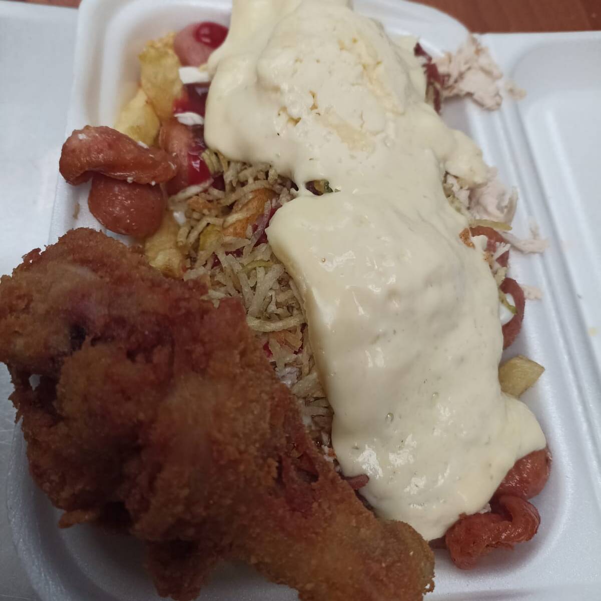 Salchipapas Mixta con Queso y Porcion de Pollo