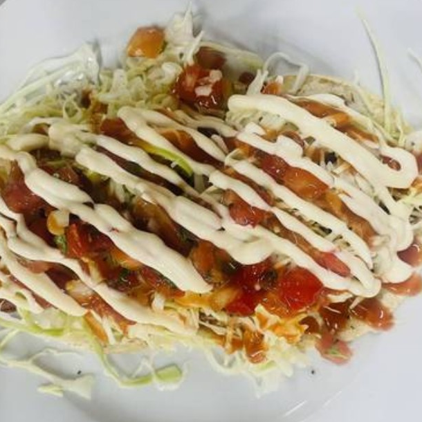 Gallo de Salchichón Arreglado con Repollo y Tomate
