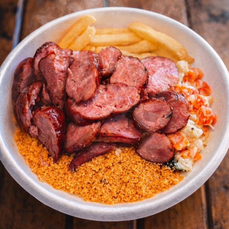 Arroz, feijão, fritas, farofa, salada e molho vinagrete