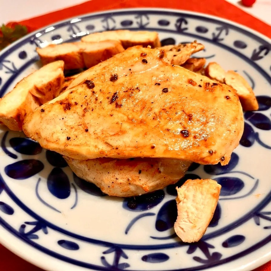 Delicioso filé de peito de frango preparado ao seu modo servido sozinho.