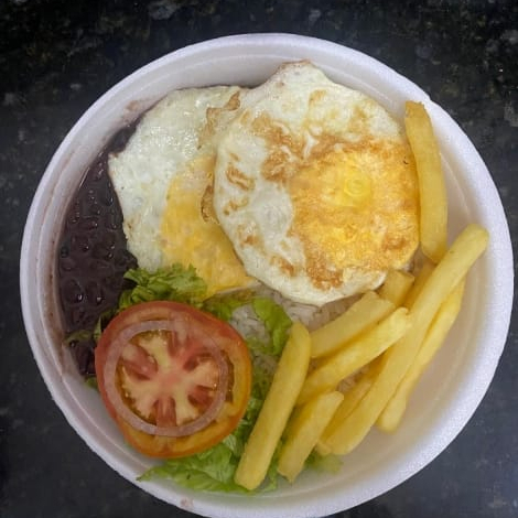Arroz, feijao preto, ovo frito, batata frita. salada alface, tomate, pepino, cenoura ralada