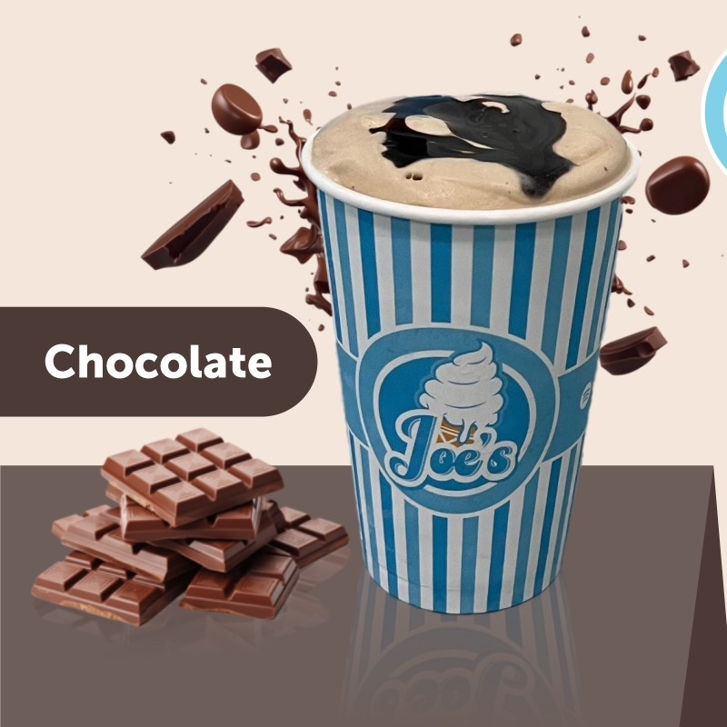 Milkshake feito com sorvete de baunilha, batido com calda de chocolate e calda de chocolate no topo