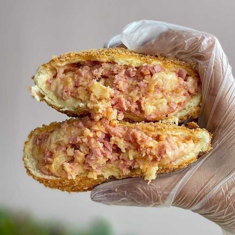 Delicioso pastel recheado com uma combinação clássica de queijo derretido e presunto suculento.
*ACOMPANHA ADICIONAIS GRATUITOS*