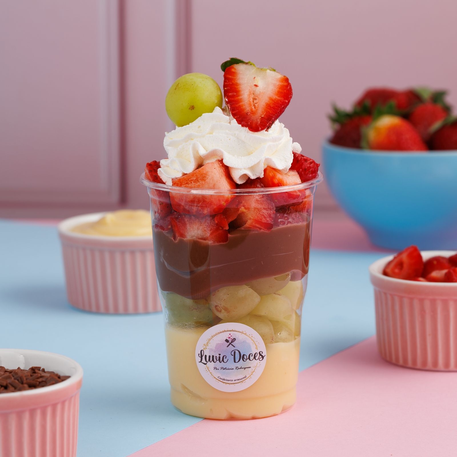 Nosso copo duo é perfeito para quem ama a combinação fruta frescas + doce ! Delicioso creme de Ninho , brigadeiro cremoso de Ninho creme de chocolate branco . Morangos frescos e uva picada