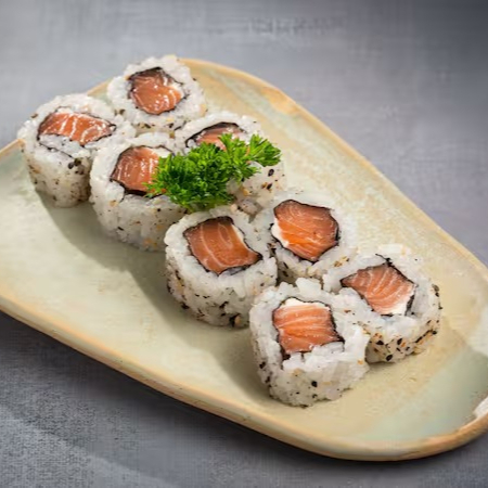 Apresentamos a voçê a seleção da categoria de 8 unidades, Trata-se de um primoroso uramaki, cujo exterior é ricamente coberto por um mix de arroz e gergelim, conferindo uma textura crocante e saborosa. Dentro, encontramos um generoso recheio de salmão fresco, cuja qualidade é inegável, acompanhado por um suave e cremoso cream cheese. A combinação desses ingredientes proporciona um paladar único, marcado pelo equilíbrio entre a suavidade do salmão e o toque aveludado do cream cheese...