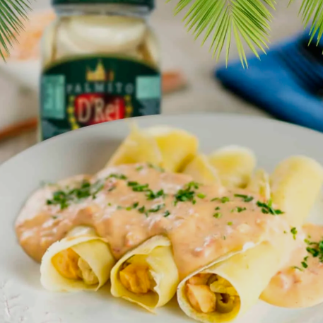 Panqueca artesanal recheada com palmito e requeijão cremoso 🥛. Coberta com molho branco caseiro, mussarela gratinada e bacon crocante 🥓.