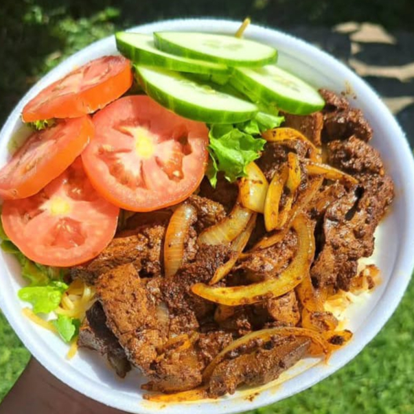 Nosso delicioso fígado em iscas, acompanhado de arroz e macarrão no alho, feijão mulatinho com tempero caseiro da vó Ninha. Servido na marmita de 750ml.