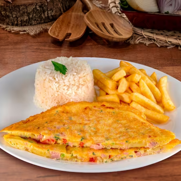 Arroz fresquinho, feijão da casa, omelete bem recheada, fritas e salada.