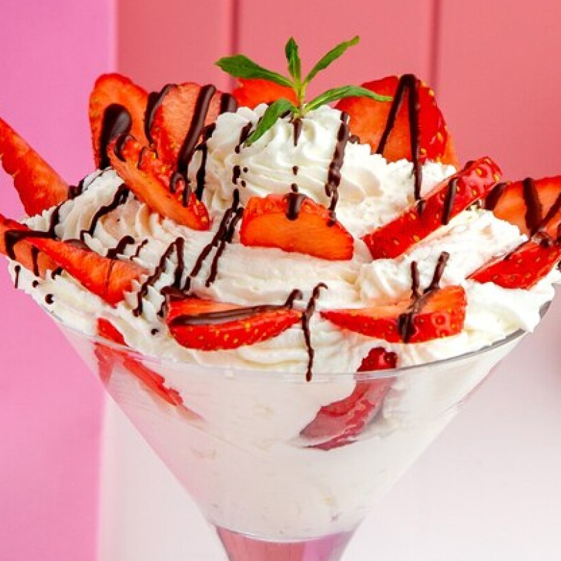 FRESAS CON CREMA Y HELADO