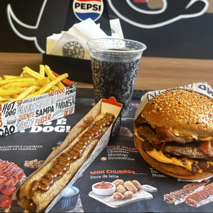 Pão de Hamburguer com ou sem gergelim, hamburguer feito com blend de carnes angus 160g, cheddar cremoso, bacon e cebola caramelizada no shoyu. + Churros de Doce de leite.