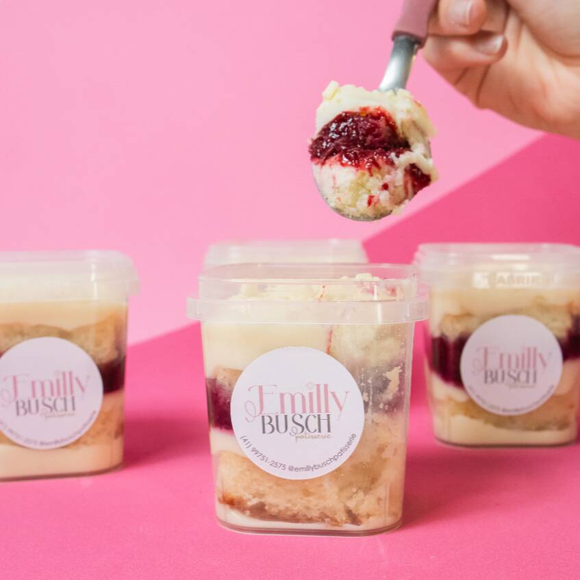 Bolo no pote Pink Lemonade — Pão de ló fofinho, recheado com brigadeiro de limão e redução de framboesa