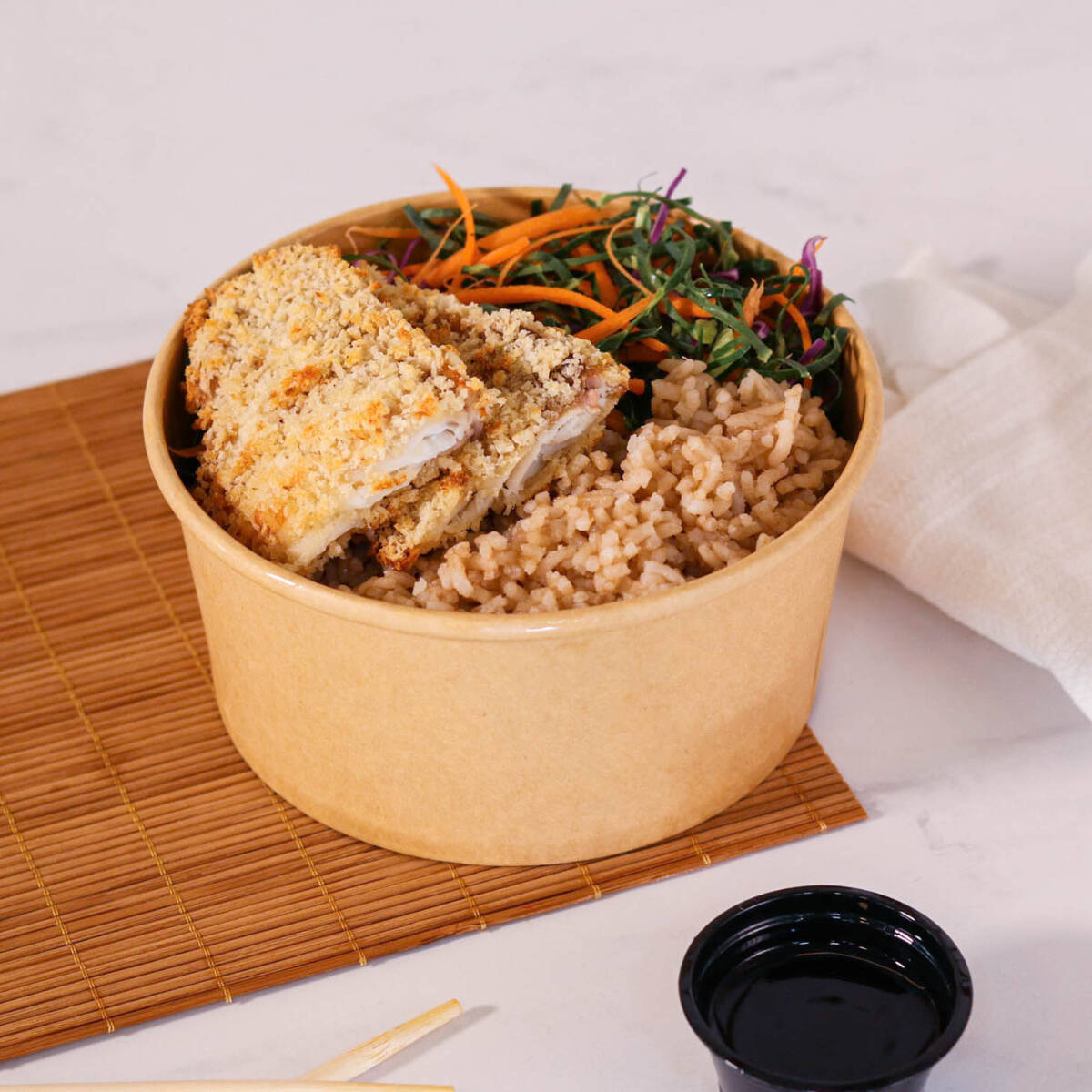 Tilápia empanada, arroz estilo Japonês, salada mix, limão, molho teriyaki.