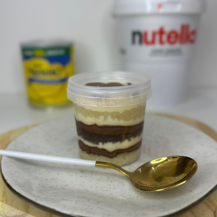 Camadas intercaladas de massa fofinha de baunilha, Nutella cremosa e brigadeiro cremoso de Ninho, seguidas por uma deliciosa massa de chocolate com mais Nutella e brigadeiro de Ninho, finalizando com massa de baunilha, Nutella e creme de Ninho. Um doce equilibrado, rico e irresistível — perfeito para quem ama a combinação clássica de leite Ninho e Nutella!