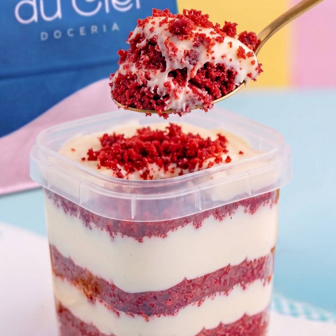 O bolo no pote feito com nossa massa artesanal, levemente aveludada e com um toque de frutas silvestres. Com camadas de brigadeiro cremoso de Ninho, mousse de Ninho e geleia de morango artesanal.