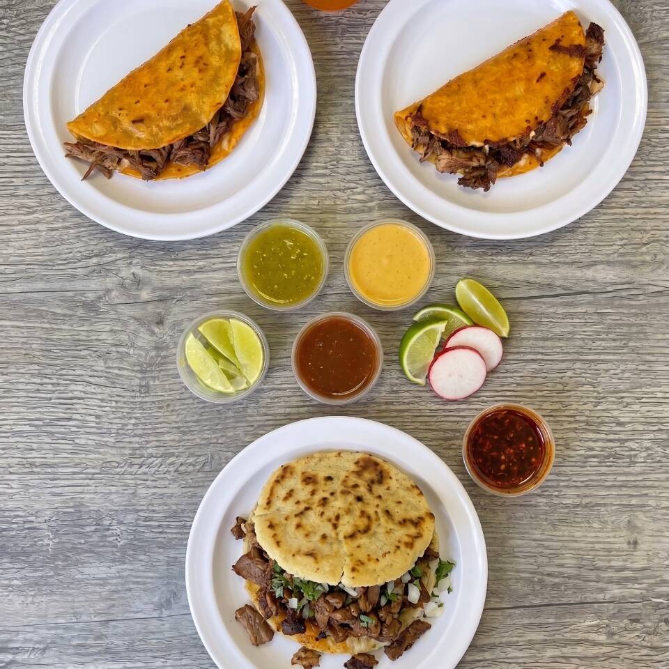 Combo pareja: dos tacos al comal y una gordita