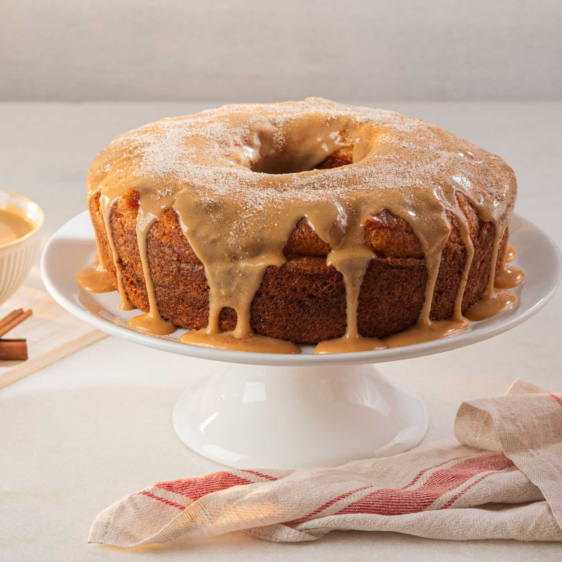 Delicioso Bolo caseiro de leite, com doce de leite na massa. Opção de cobertura: doce de leite, polvilhado com açúcar e canela. Imagem meramente ilustrativa.
Bolo pequeno serve até 8 fatias
Bolo grande serve até 16 fatias