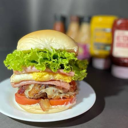 Maionese, tomate, alface, frango desfiado, milho, presunto, queijo e hambúrguer