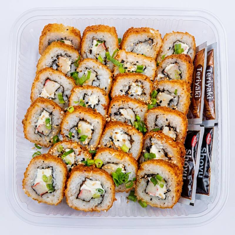 Sushi enrolado com nori, arroz, creamchease e frito na farinha japonesa.
Acompanhar 2 sachê de teriak e 2 sachê de shoyu.