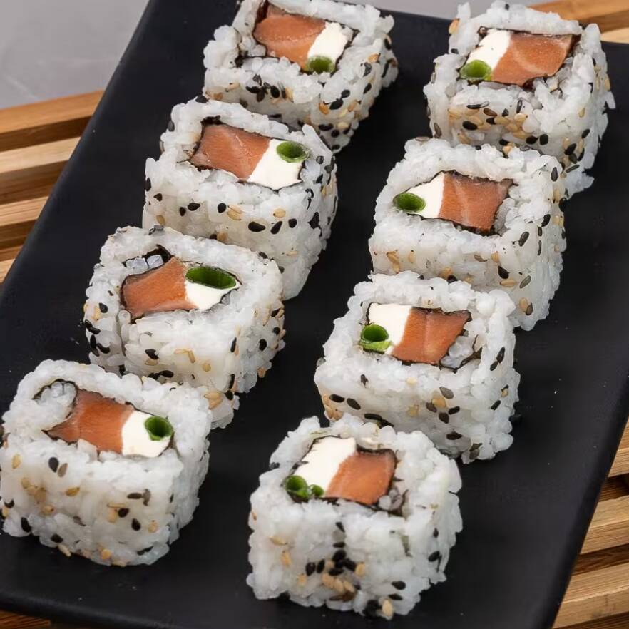 Roll com salmão, cream cheese, cebolinha e gergelim (8 und.)