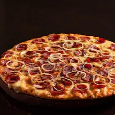 massa artesanal, molho de tomate, mussarela e calabresa fatiada