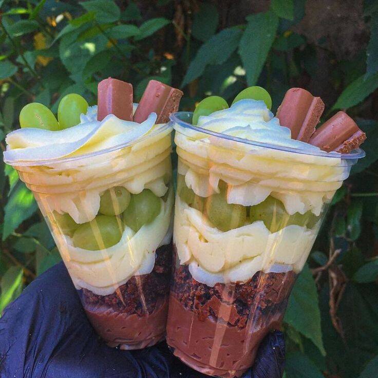 Creme de ninho ,creme de chocolate, pedaços de brownie 2 bis e uva verde
