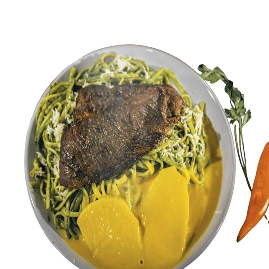 Tallarines Verdes con Bistec Flameado al Wok