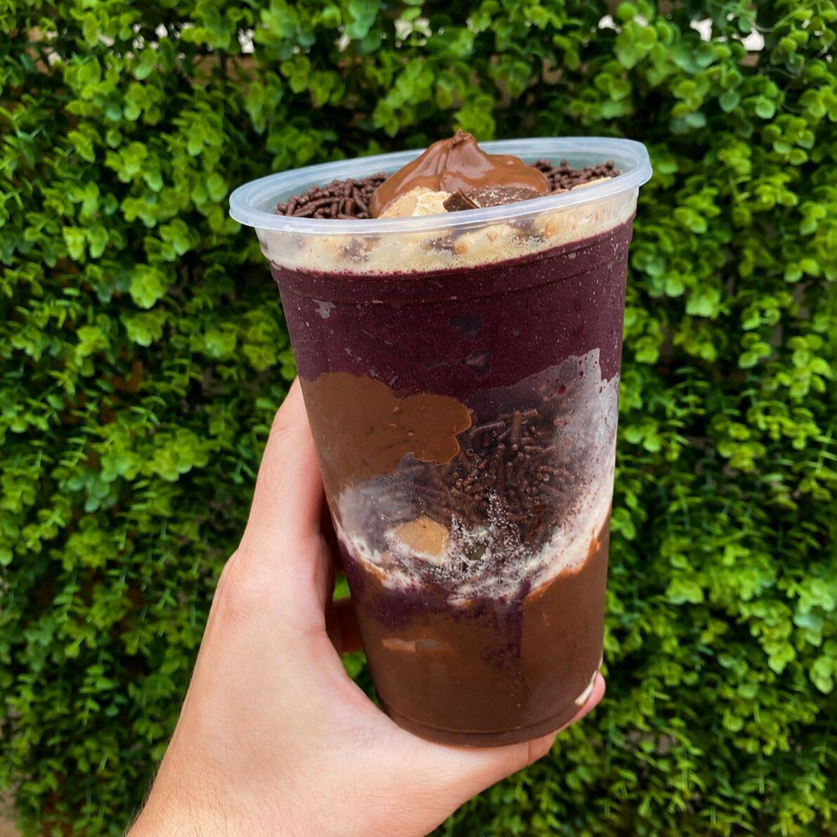 🍧 Monte seu açaí do seu jeito! Escolha os ingredientes que você mais gosta e ainda ganhe 3 complementos grátis para deixar seu açaí ainda mais delicioso. 😋💜