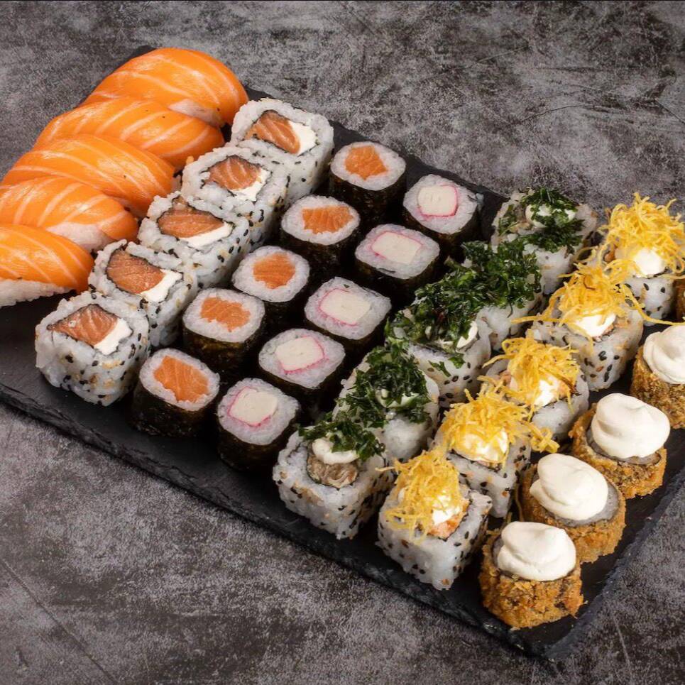 5 niguiri de salmão 5 uramaki de salmão 5 urakami grelhado 8 shakemaki de salmão 8 kanimaki 5 hot holls. Atenção! Sem alteração.... Deixe sua avaliaçao no app sobre este pedido, sua 5 estrela vai ajudar bastante;)
