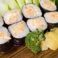 Enroladinho fino com alga por fora, recheado com cremoso patê de salmão temperado. Leve, saboroso e perfeito para quem aprecia um toque especial no sushi clássico.