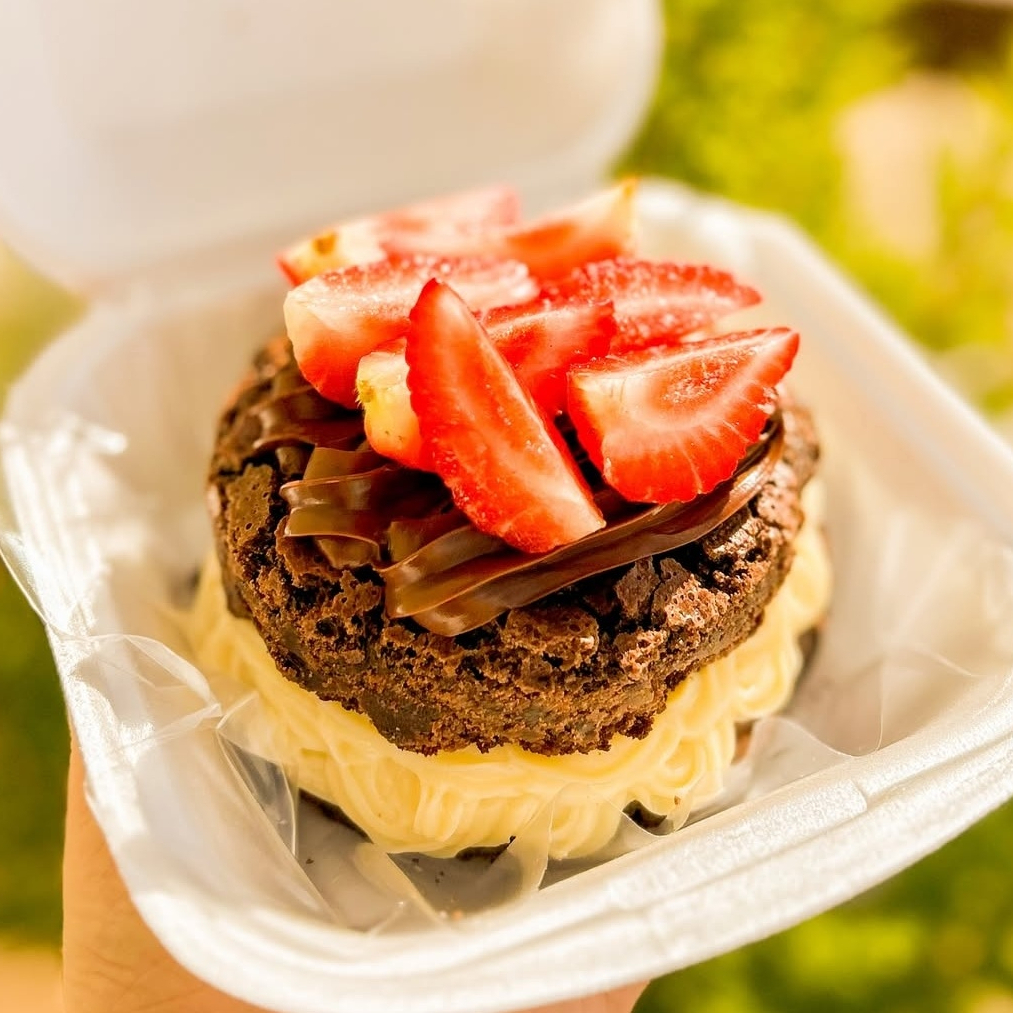 Nosso queridinho brownie na versão suprema. Brownie, brigadeiro de ninho, brownie, nutella e morangos.