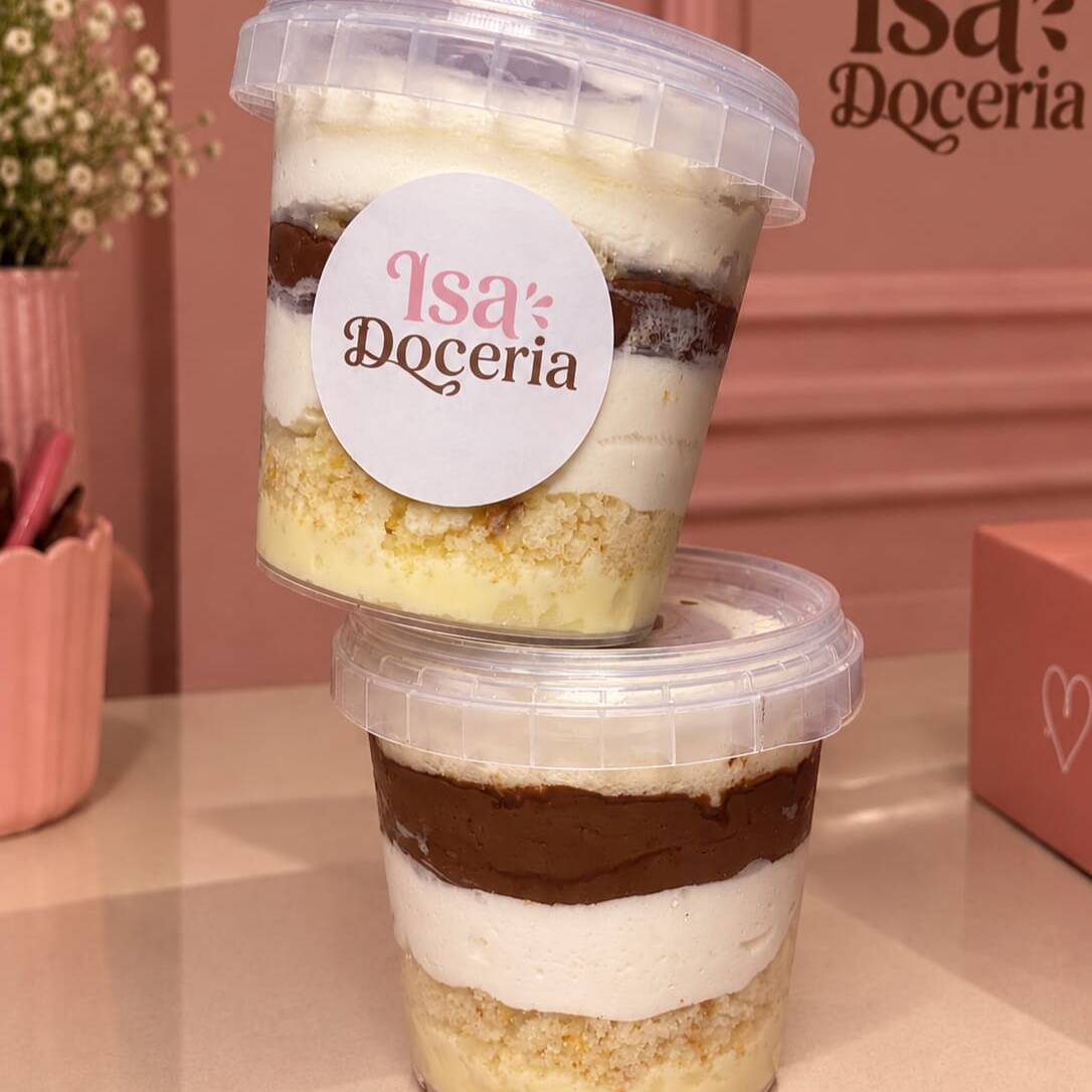 Para quem ama Ninho com Nutella, esse é o bolo perfeito! Feito com creme de Ninho, bolo super molhadinho, mousse de Ninho e uma generosa camada de Nutella cremosa. Uma combinação irresistível que conquista na primeira colherada — se eu fosse você, não ficava sem!