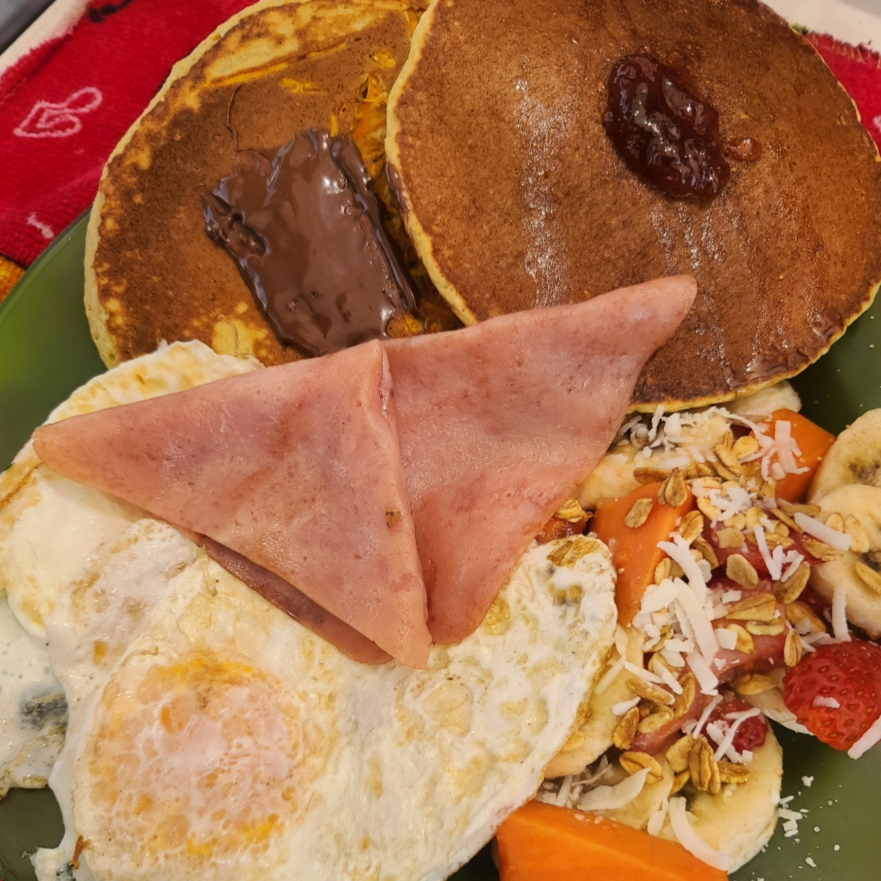 Hot Cakes de Avena, Huevos, y Ensalada de Frutas