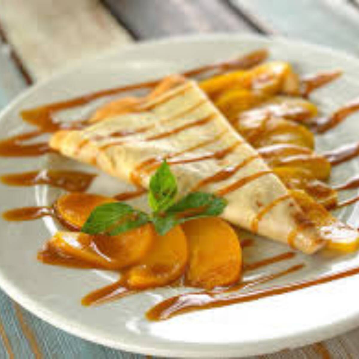 Crepa rellena de nutella queso crema y durazno