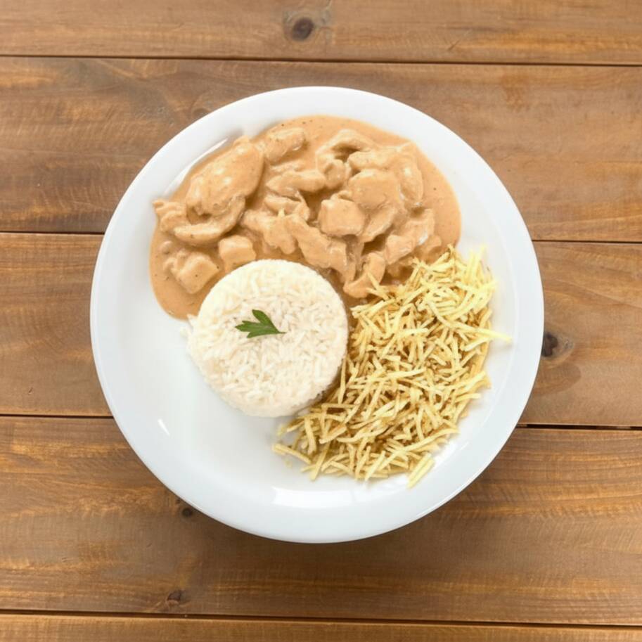 Clássico strogonoff de frango com molho cremoso de creme de leite e champignon, servido com arroz e batata palha.