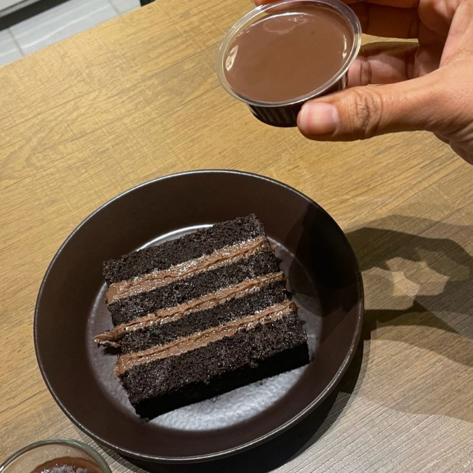 Massa de chocolate com cacau black, recheio de brigadeiro 50% cacau, acompanha calda de chocolate - aprox. 250g