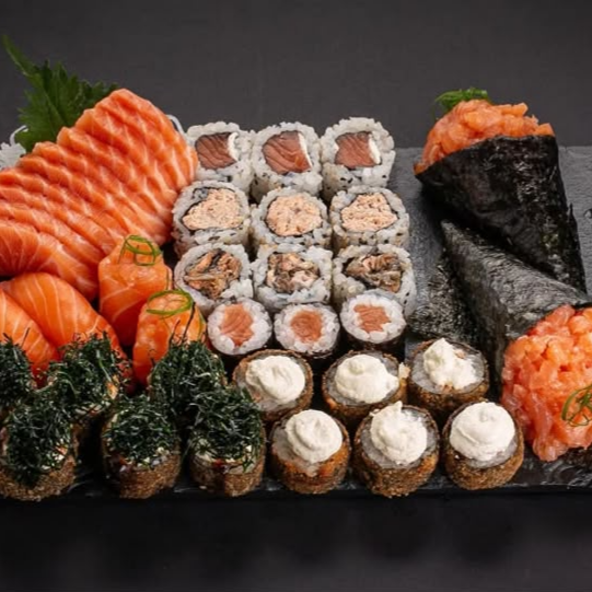 10 Fatias de salmão
2 Niguiri de salmão
2 Joe
6 hot couve
6 hot com creme cheasse
3 shakemaki
3 uramaki skin
3 uramaki filadelfia
3 uramaki de salmão
2 temakis de salmão completo