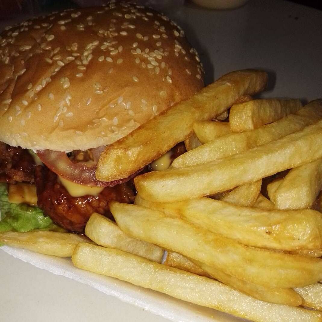 Hamburguesa de Boneless con Papas a la francesa