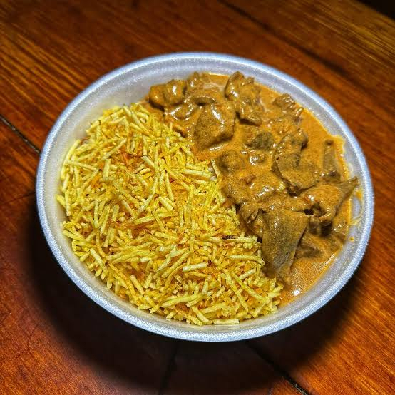 Arroz, batata palha e strogonoff