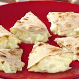 TORTILHA DE TRIGO 30 CM - RECHEADA COM QUEIJO. ACOMPANHA 1 MOLHO À SUA ESCOLHA.