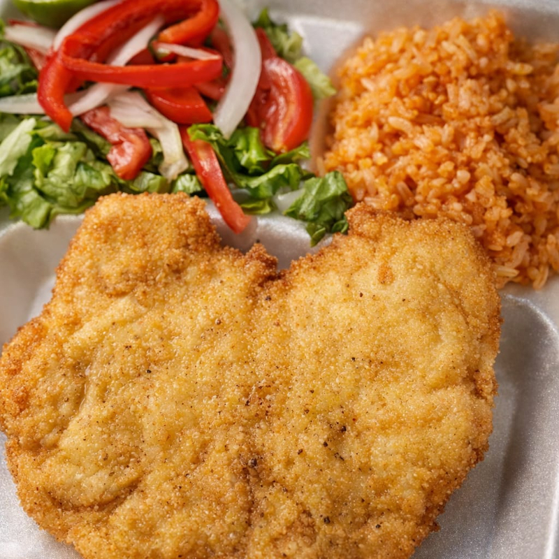 Pechuga de pollo empanizada con dos guarniciones