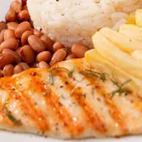 Arroz, feijão, fritas e farofa, e a mistura escolhida