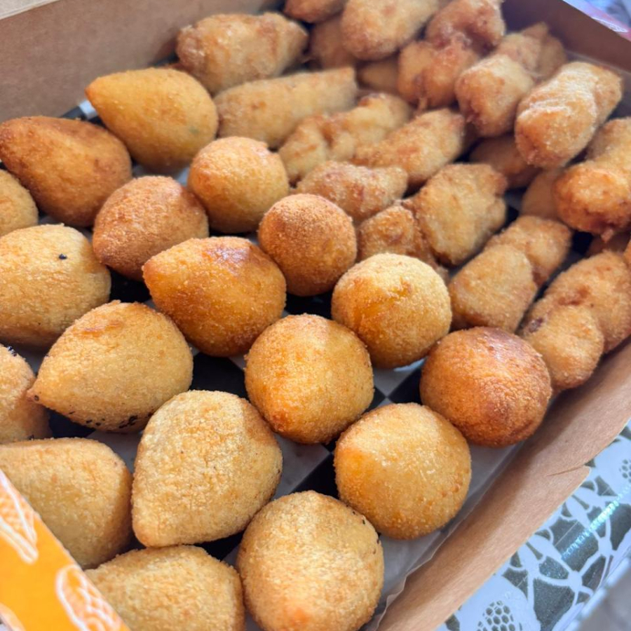 30 mini salgados sortidos + Refrigerante 600 ml