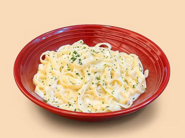 Fettuccine no cremoso molho Alfredo, finalizado com parmesão.