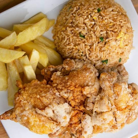 Chaufa con Alita y Papas Fritas